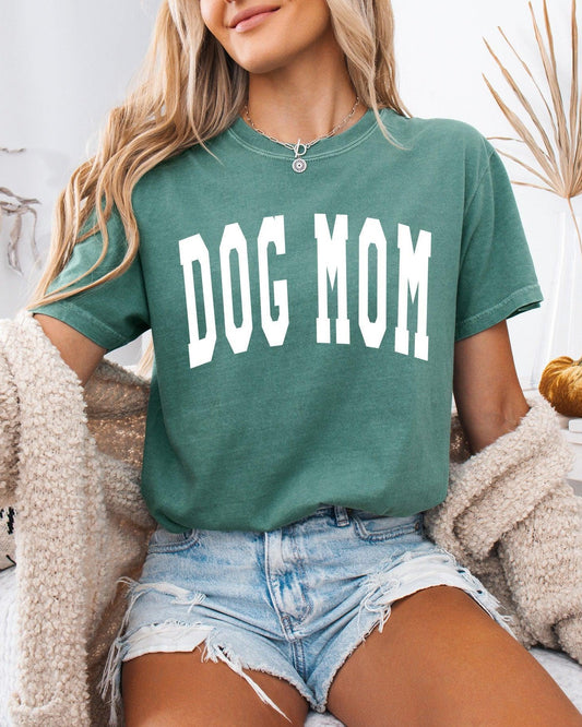 T-shirt teint dans la masse "Dog Mom" Comfort Colors