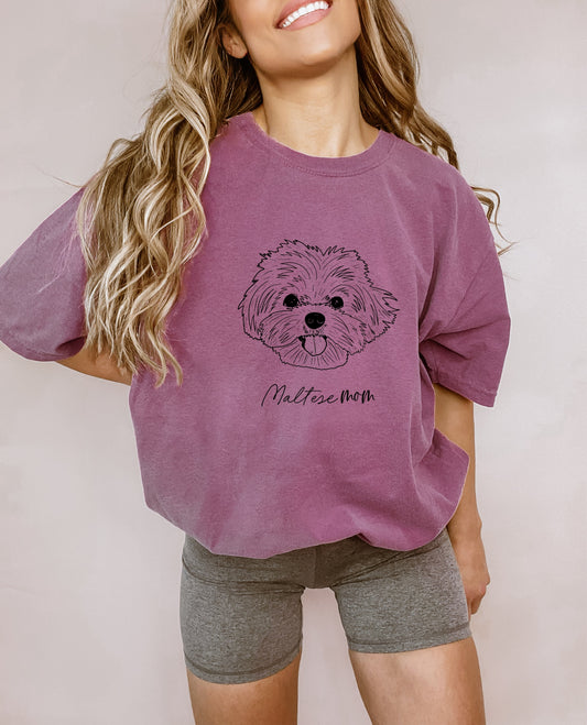 Camiseta Comfort Colors de Mamá de Perro Maltés (centrada)